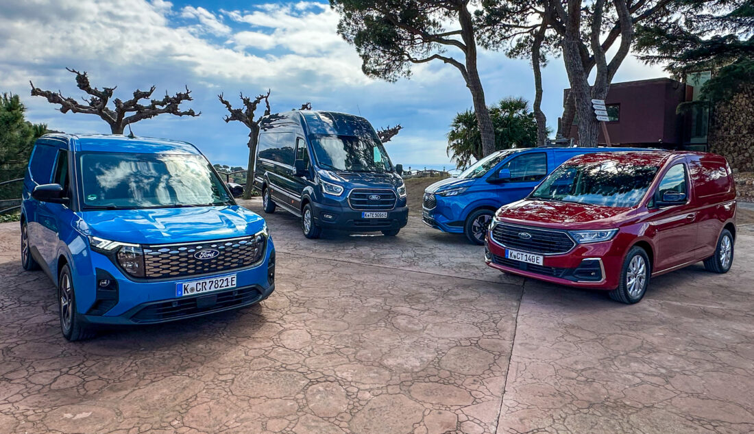 Ford har nå har nå elektrifisert hele sin Transit-familie. Fra venstre mot høyre er nye E-Transit Courier, nye 2-tonns E-Transit, nye E-Transit Custom og nye Transit Connect ladbar hybrid. (Foto: Runar F. Daler)