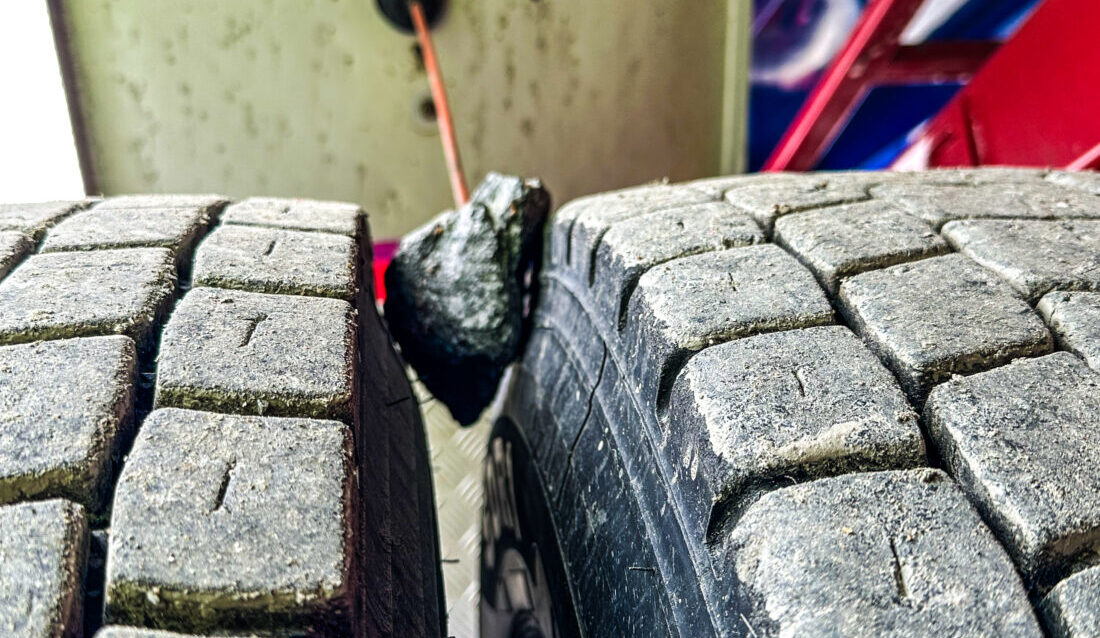 Norske Rockstop har utviklet en sensor som registrerer når steiner sitter fast mellom tvillinghjulene, slik at føreren da kan fjerne dem før de kan gjøre skade. Pinnen, eller «pisken» av hard plast er festet på innsiden av skjermen over hjulene, og registrerer når noe har kilt seg mellom hjulene. (Foto: Runar F. Daler)