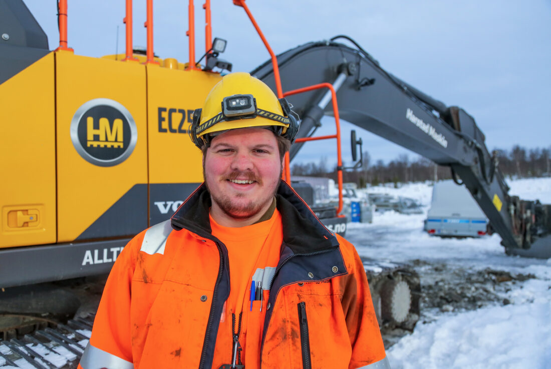 – Jeg har aldri vært glad i lesing, skriving og skole. Jeg er en praktiker og ikke teoretiker! Denne jobben er midt i blinken for meg, stråler Sondre William Aronsen (25), som registrerte seg på Anleggsløftet og fikk sjansen hos Harstad Maskin. (Foto: Runar F. Daler)