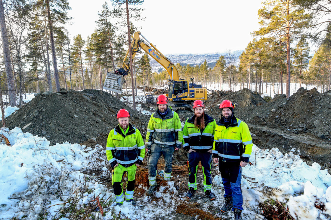 Her jobber Ramlos med å grave grøft til VA i Vesleåsen i fjellbygda Vingelen i Innlandet. – Supert vinterarbeid, synes (f.v.) maskinførerne Ivan Solheim-Kåsen, Sverre Moltu, Jon Erik Nygjelten og prosjektleder Mads Tamnes. (Foto: Harald Vingelsgaard)