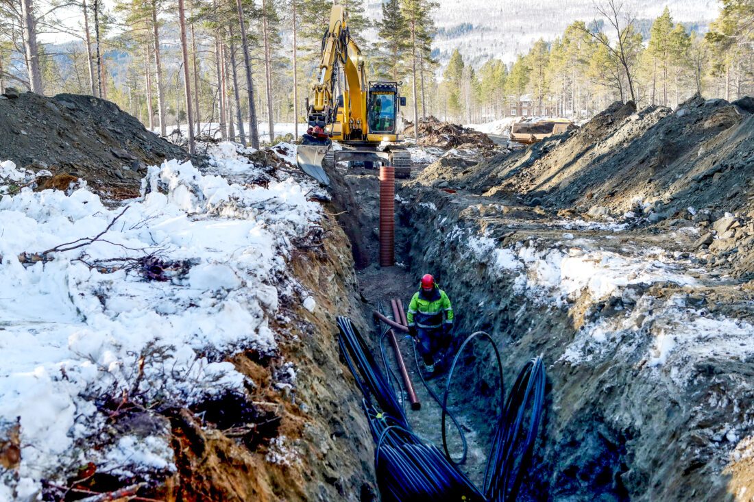 Her jobber maskinfører Sverre Moltu i grøfta og maskinfører og bas Ivan Solheim i gravemaskina på et boligfelt i fjellbygda Vingelen. (Foto: Harald Vingelsgaard)