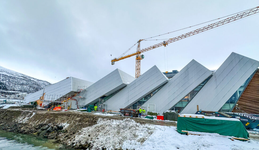 Polaria, det ikoniske opplevelsessenteret og akvariet i Tromsø, utvides og oppgraderes. Den spesielle bygningsmassen skal forestille isflak som skyves opp på land. Nybygget, som ligger nederst mot vannet, blir en integrert del av disse isflakene.(Foto: Runar F. Daler)