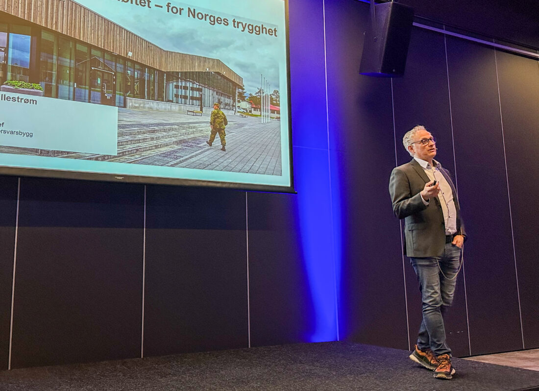 Prosjektsjef i Forsvarsbygg, Øyvind Svilosen, fortalte at Forsvarsbygg planlegger milliardinvesteringer de neste årene, ikke minst i forbindelse med den omfattende opprustningen av Rygge flyplass. (Foto: Runar F. Daler)