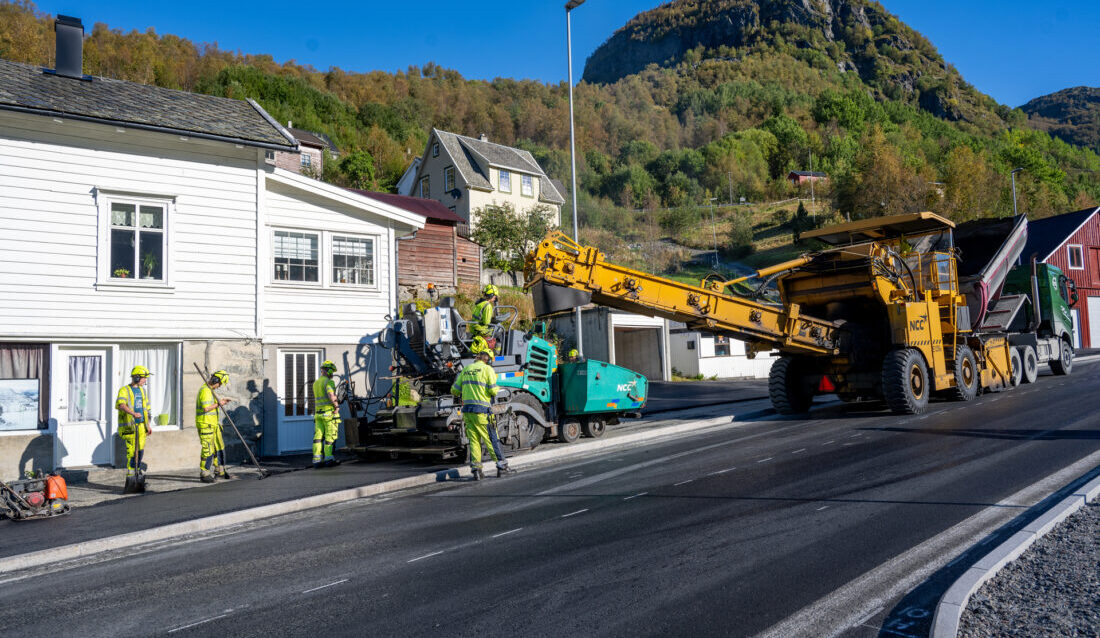 I år planlegger Statens vegvesen å legge asfalt til en verdi av ca. 1,4 milliarder kroner på våre riks- og europaveier. (Foto: Bård Asle Nordbø, Statens vegvesen)