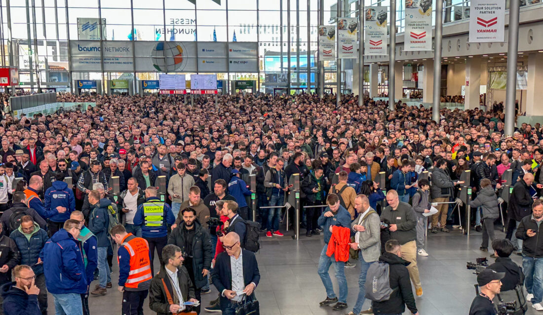 Bauma 20205 åpnet mandag 7. april. Tusenvis av ivrige anleggsfolk kunne knapt vente da dørene åpnet. (Foto: Runar F. Daler)