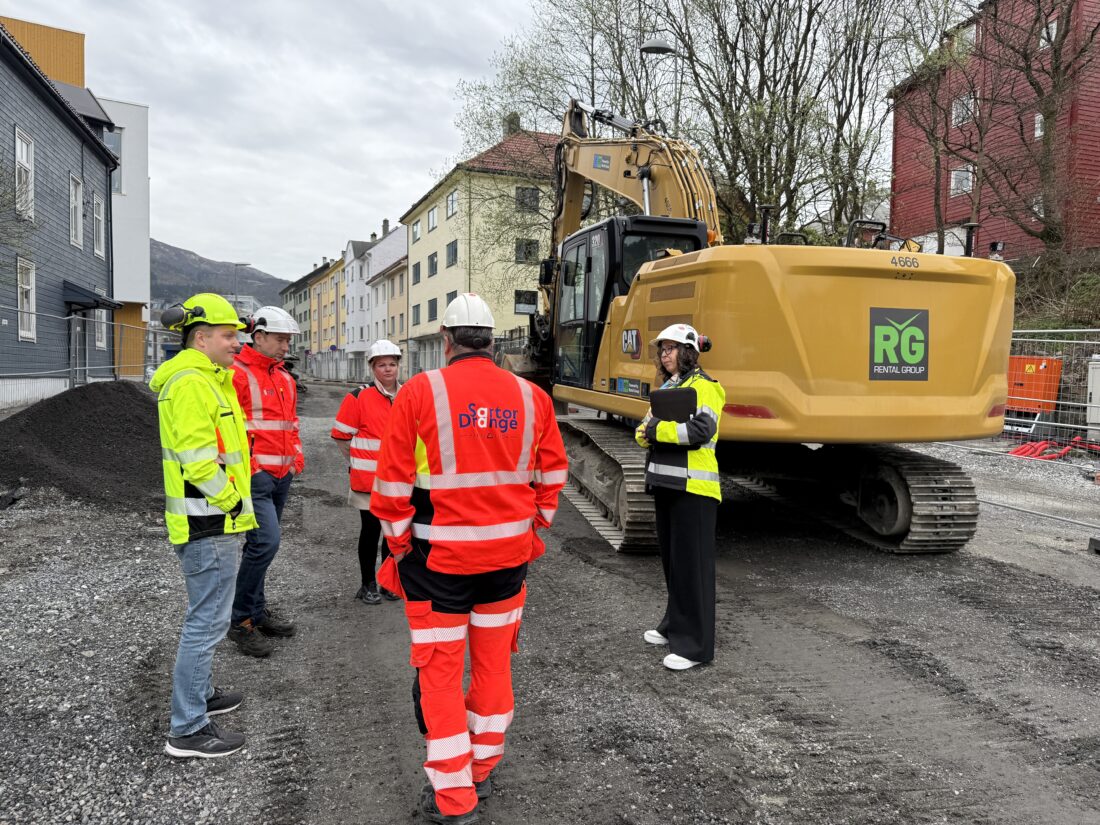Nylig møtte representanter fra MEF Vest og Sartor Drange stortingsrepresentant Silje Hjemdal (FrP) i Bergen. Fv. Audun Ueland, faglig rådgiver MEF Vest, Arild Bøthun, adm.dir. Sartor Drange, Silje Hjemdal, stortingspolitiker FrP og Mona Løvås, regionsjef MEF Vest. Med ryggen til: Pål Martin Nagelsen, anleggsformann Sartor Drange. (Foto: Njål Hagen)