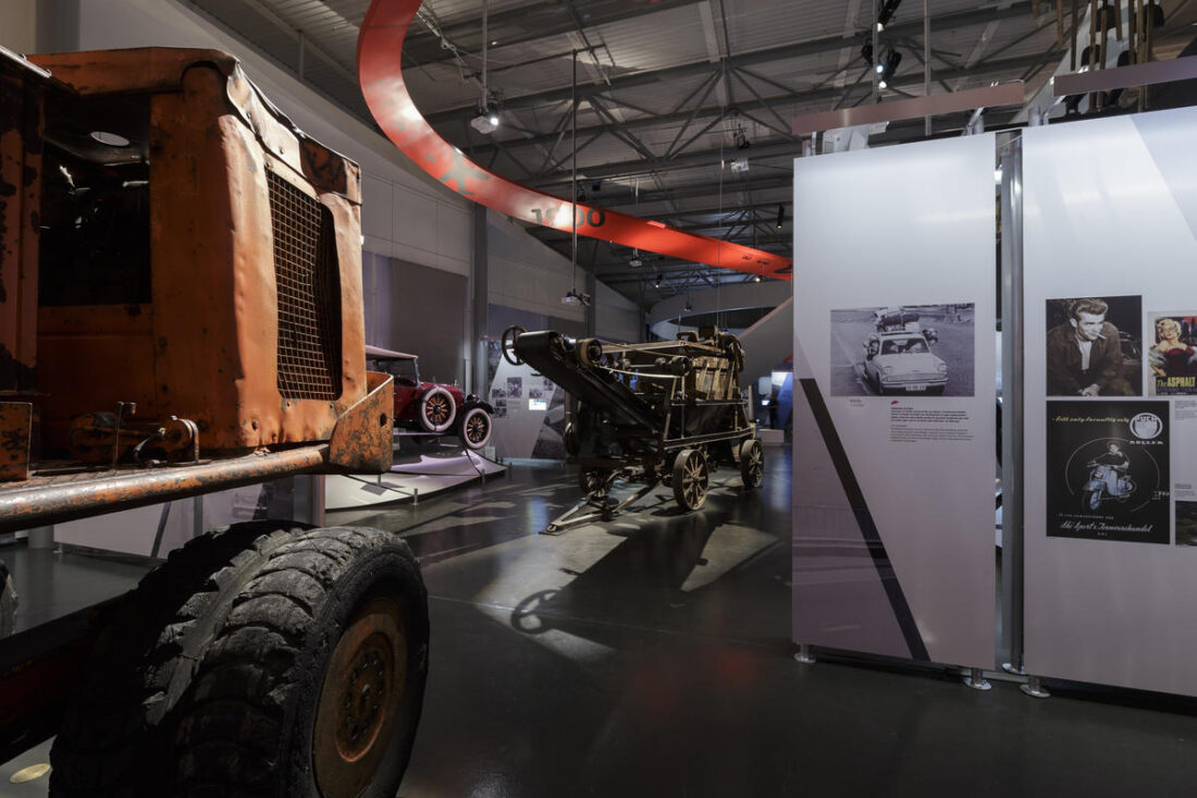Fra utstillingen «Tida og vegen». (Foto: Morten Reiten/Norsk vegmuseum)