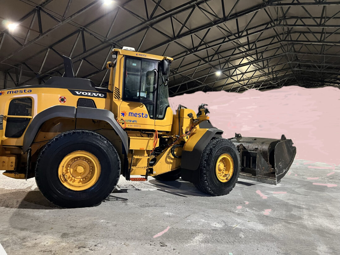 Fra i dag bruker Mesta Himalaya-salt på veiene. Saltets unike egenskaper skal optimalisere kjøreforholdene for norske bilister, men vær obs på at veien blir rosa. (Foto: Mesta)