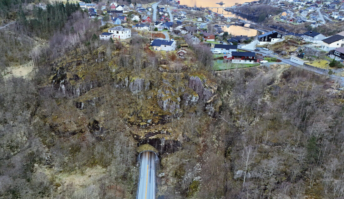 Bildet viser dagens E16 på Helle ved Lågaskartunnelen i retning Stanghelle. Området til venstre for dagens E16 er et av områdene som skal skredsikres. Her skal det etter hvert sprenges ut ny veitunnel mellom Helle og Vaksdal. (Foto: Statens vegvesen)
