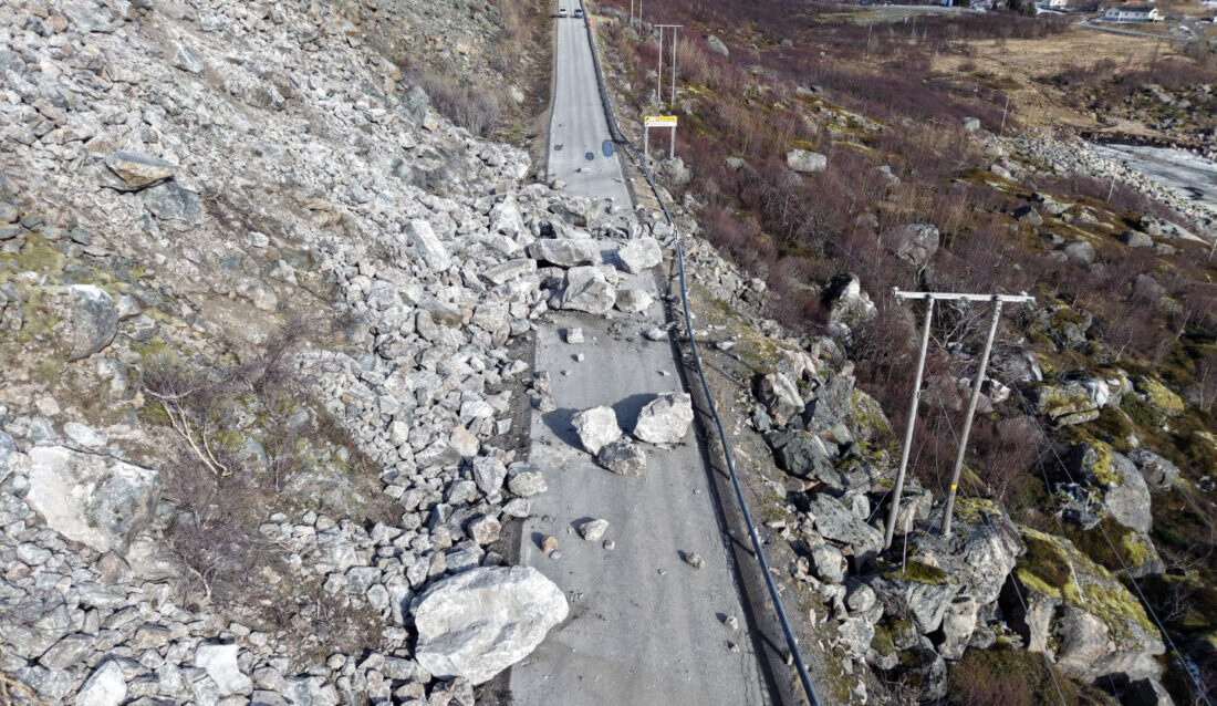 Det vil ta tid å rydde opp etter raset som sperrer E10 i Vågan kommune i Lofoten. (Foto: Odd-Roger Warberg/Statens vegvesen)