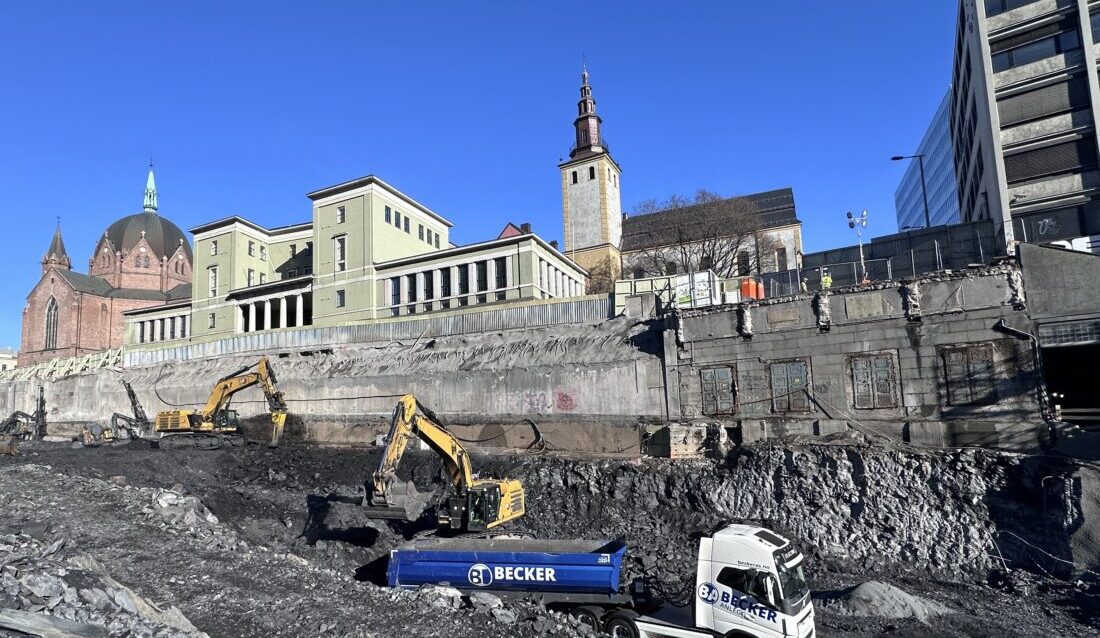 Det skal kjøres ut 150 000 tonn steinmasser i arbeidet med å senke Hammersborgtunnelen under regjeringskvartalet i Oslo sentrum. Svartskiferen kjøres ut med elektriske semitrailere. Nå blir det krav om at massetransporten i veiprosjektene til Statens vegvesen blir uten CO2-utslipp. (Foto: Per Kollstad/Statens vegvesen)