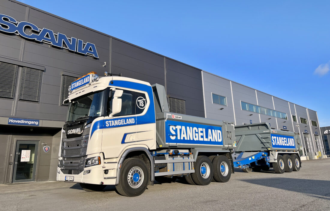 STANGELAND: Det blir flere Scania lastebiler å se hos Stangeland fremover. Sammen med SR Group og Crane Norway Group har Stangeland Gruppen skrevet ny samarbeidstale med Norsk Scania. (Foto: Ole Johannes Jenssen/Norsk Scania)
