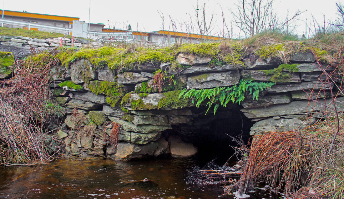Den gamle steinbroen på Saurås har tydelige skader og står i fare for å kollapse. (Foto: Tine Eikehaug, Statens vegvesen)