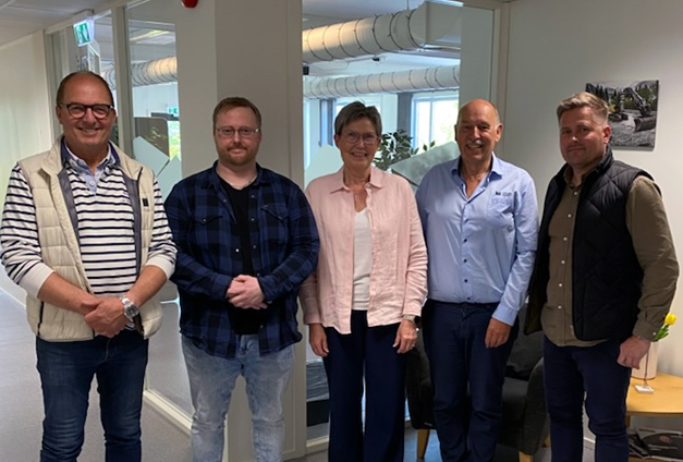 Fra venstre: Bjørn Busengdal (driftsleder Busengdal AS), Daniel Huseby (daglig leder Volda Maskin AS), Ida Eggesbø (kontorleder Volda Maskin AS), Jon Grebstad (driftsleder Volda Maskin AS) og Rolf Anders Håberg (daglig leder Busengdal AS). (Foto: Busengdal AS)
