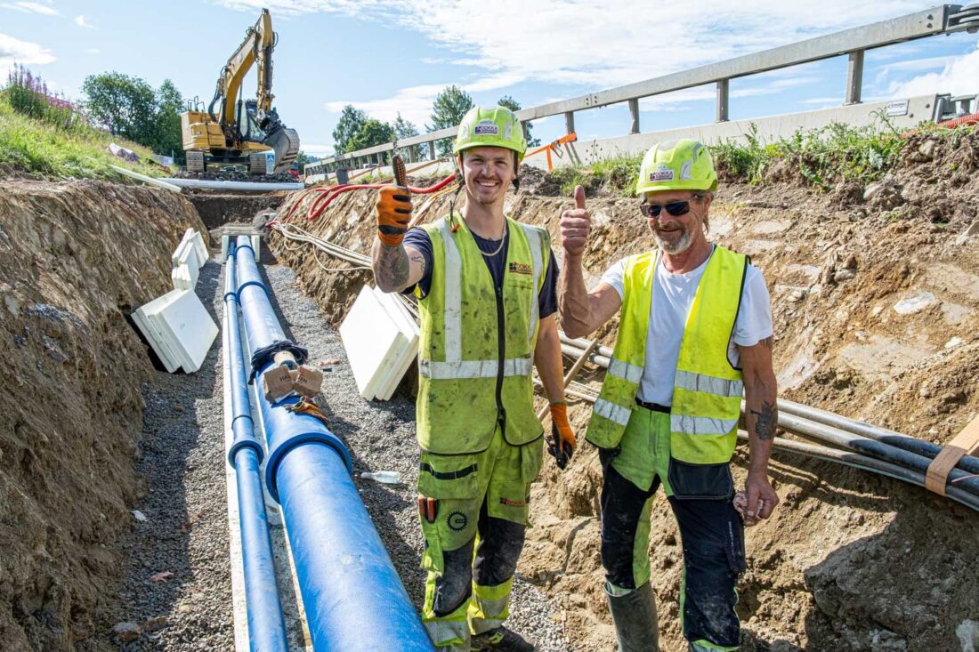 Fra venstre: Marcus Rostad Ringvold og Atle Ekre i Dokka Entreprenør AS legger vannledning for Lillehammer kommune i Kringsjåveien. (Foto: Jørn Søderholm)