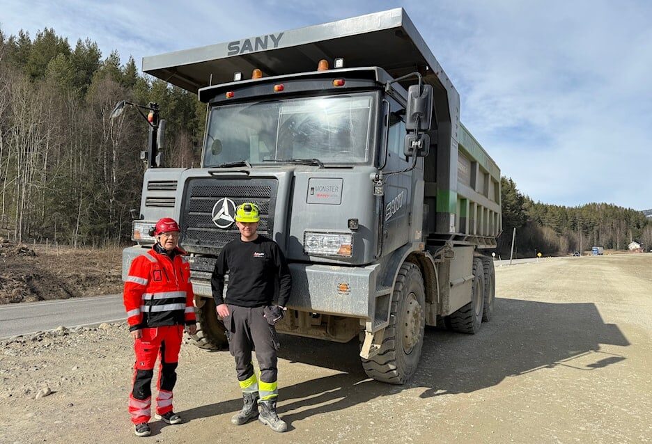 Prosjektleder Jan Egil Eilertsen fra Statens vegvesen og tipptrucksjåfør Lars Erik Nikolaysen Amundsen fra Anlegg Øst Entreprenør. De kinesiske tipptruckene har halve kapasiteten sammenlignet med dieseldrevne. (Foto: Linda Elisabeth Brateng/Statens vegvesen)