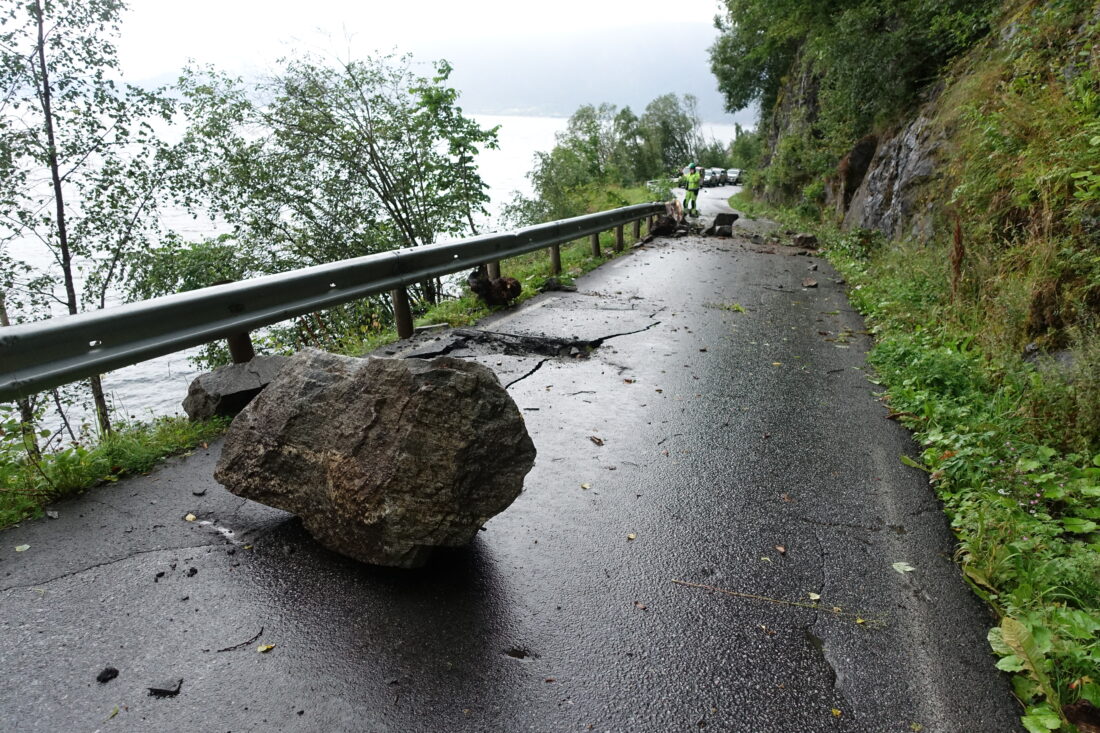 Fylkesveiene blir ofte brukt som omkjøringsveier. Disse veiene er ofte underdimensjonert og tåler ikke trafikkbelastningen. Mange fylkesveier er også utsatt for skred. (Foto: Vestland fylkeskommune)