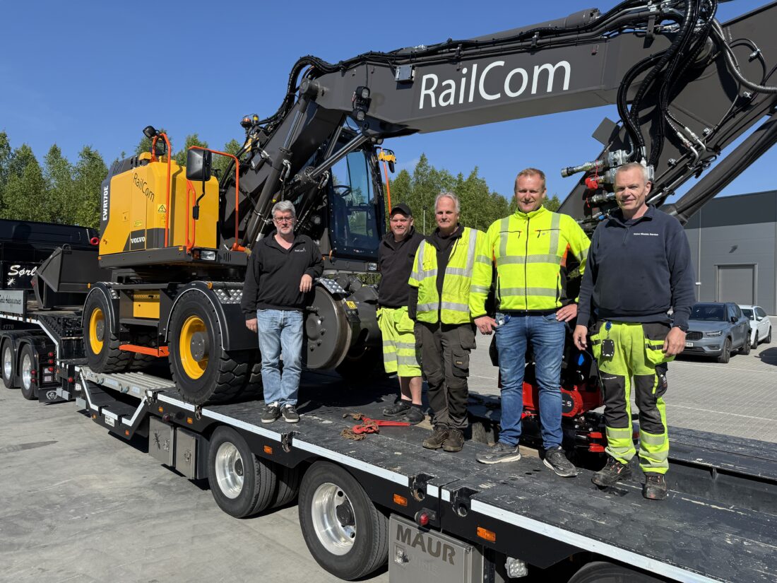 Ferdig lastet og klar for transport: RailComs nyeste Volvo EWR170 er verdens første Volvo levert med High Rail kategori 9B railkassett. Fra venstre: Dag Runar Larsen, maskinfører RailCom, Jo Are Håkelia, lastebilsjåfør Sørlie Anleggsservice, Mikael Eriksson, maskinsjef RailCom, Dag Bjørnar Dønnum Jensen, distriktssjef Volvo Maskin, og Runar Borgen, mekaniker Volvo Maskin. (Foto: Njål Hagen)