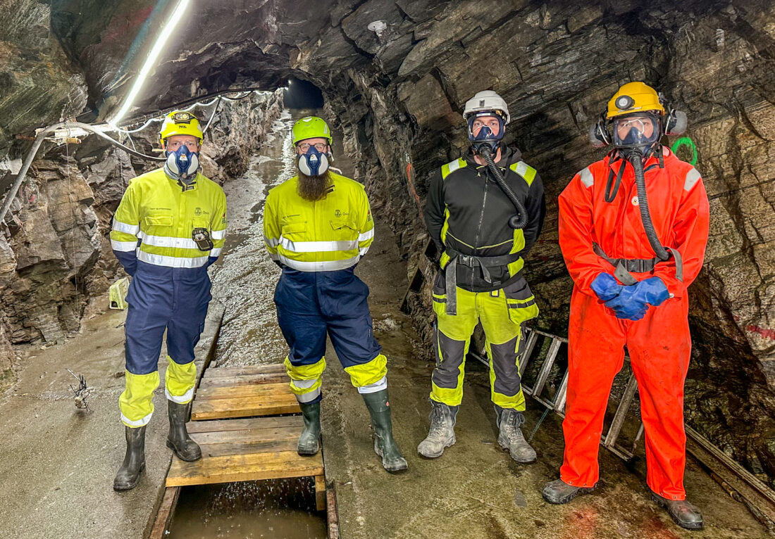 Ingen jobb for de fintfølende. Fra venstre: Martin Austin Stormoen, geolog i Vann- og avløpsetaten i Oslo kommune (VAV), byggeleder Åsmund F. Svedjan i VAV, anleggsleder Michael Selbo i Bleikvassli Gruber og tunnelarbeider Kevin Tränkner i Bleikvassli Gruber. (Foto: Runar F. Daler)