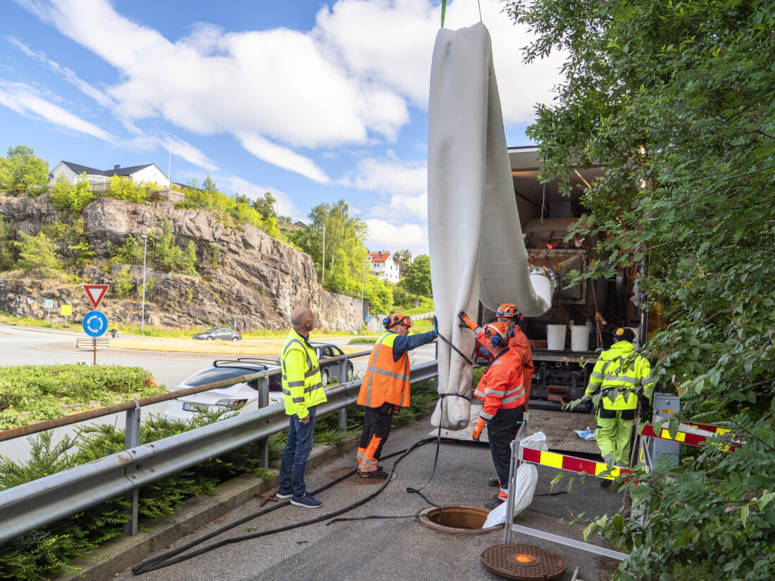 Installasjon av strømpeforing via kum. (Foto: Olimb Rørfornying)