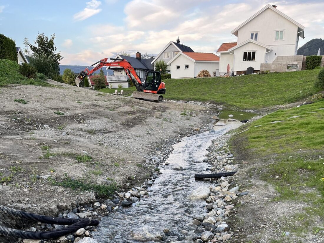 I Drammen kommune har NVE gjort ferdig et sikringstiltak langs Vika kvikkleiresone. Dette er en del av en omfattende flomsikring av Mjøndalen sentrum. (Foto: NVE)