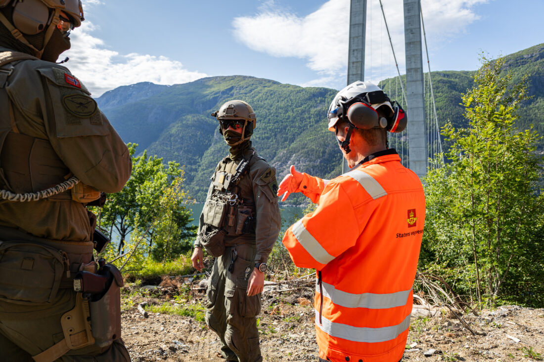 Forsvaret og Veivesenet har øvd på å sikre kritiske veianlegg, som broer og tunneler. (Foto: Vanessa Hiland, Forsvaret)