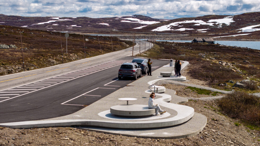 Ørteren rasteplass har kapasitet for seks parkeringsplasser, flere sitteplasser langs kanten og ved benkene og to bord. Arbeidet er utført av entreprenøren GTS AS. (Foto: Foto: Harald Christian Eiken/ Statens vegvesen)