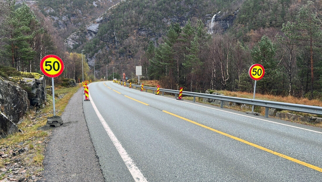 Bruk av fartsdempende tiltak i 50-sone inn mot dirigent. Nesten alle hindermarkeringene viser også rett side. (Foto: Thorbjørn Thiem)