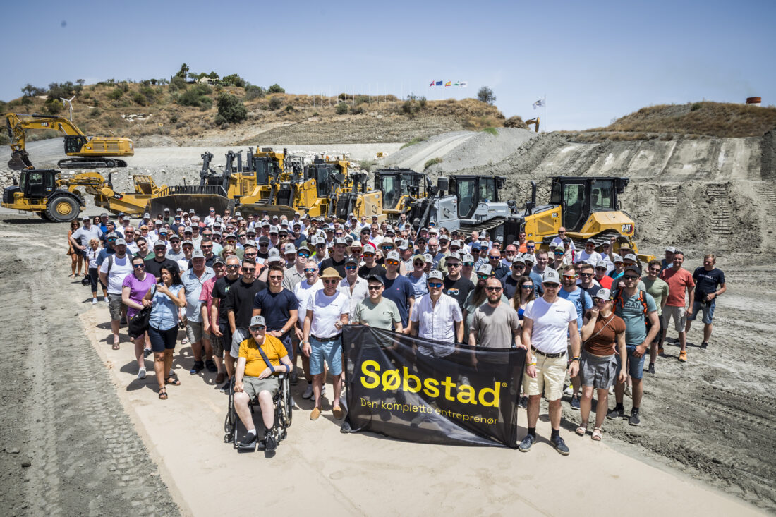 Som en del av jubileumsfeiringen ble det arrangert tur til Malaga, hvor de blant annet besøkte demosenteret til Caterpillar. (Foto: Søbstad)