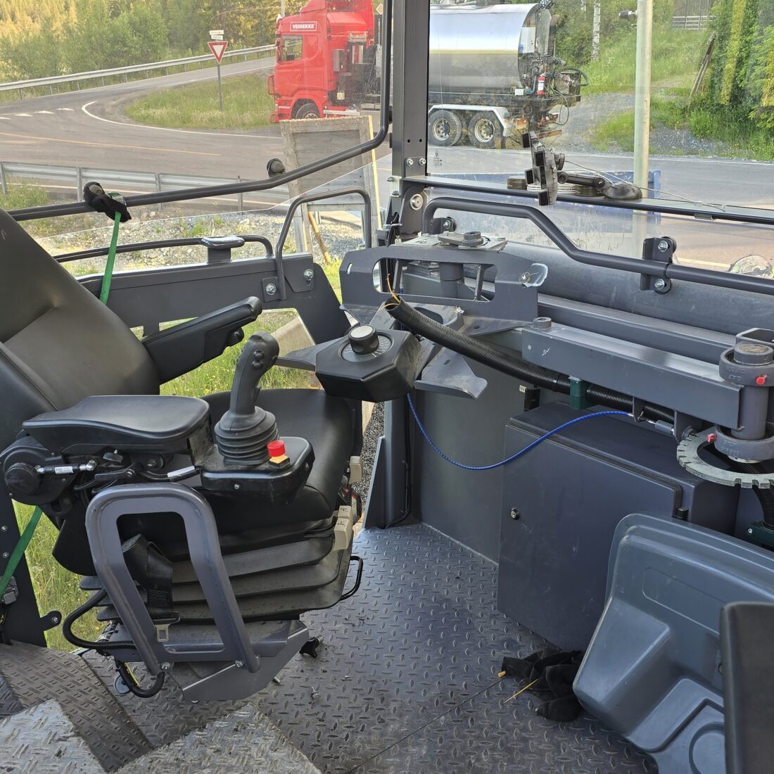 Da asfaltarbeiderne på riksvei 4 kom på jobb mandag, var styrepanelene (skjermene) som brukes ved utlegging av asfalt, borte og kabler klipt av. (Foto: Veidekke)